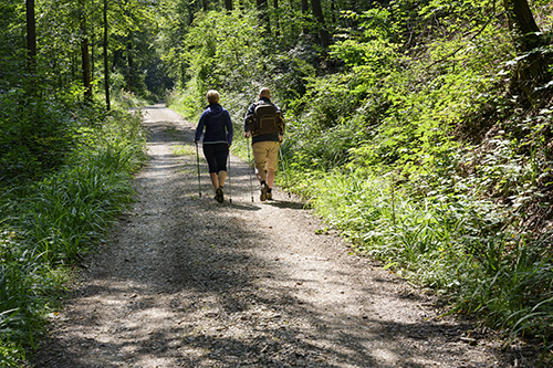 couple hiking in the zurzibiet