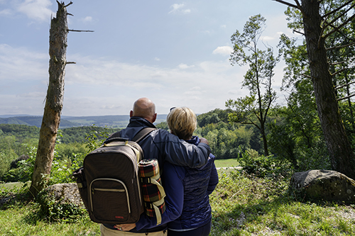 paar geniesst die aussicht beim wandern